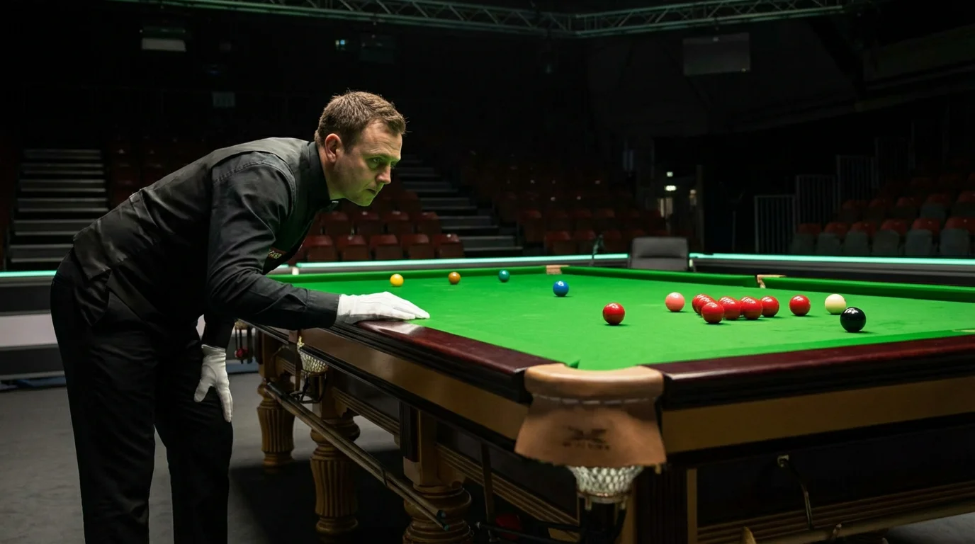 Arbitru de snooker supraveghind desfășurarea unui frame într-un meci profesionist