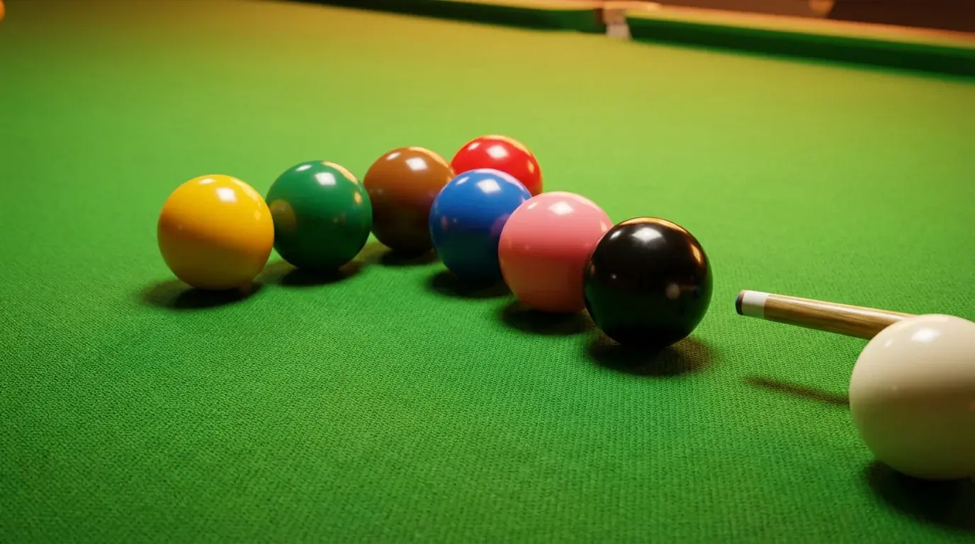 Bile colorate pe masă de snooker profesionistă cu tac pozitionat pentru lovitura
